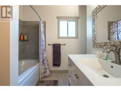 13710 Ponderosa Way, Coldstream, BC - Indoor Photo Showing Bathroom