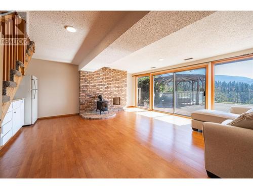13710 Ponderosa Way, Coldstream, BC - Indoor Photo Showing Living Room