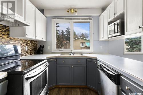 301 Assiniboia Avenue, Francis, SK - Indoor Photo Showing Kitchen With Double Sink