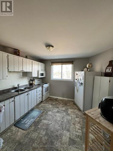 33 - 60 Elmsdale Drive, Kitchener, ON - Indoor Photo Showing Kitchen With Double Sink