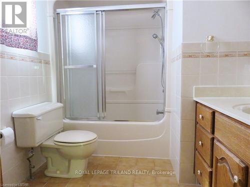 482 Village Green Avenue, London, ON - Indoor Photo Showing Bathroom
