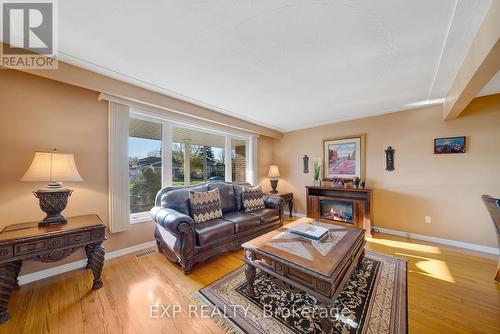 5 Rapallo Drive, Hamilton, ON - Indoor Photo Showing Living Room