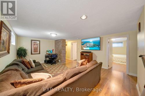 5 Rapallo Drive, Hamilton, ON - Indoor Photo Showing Living Room