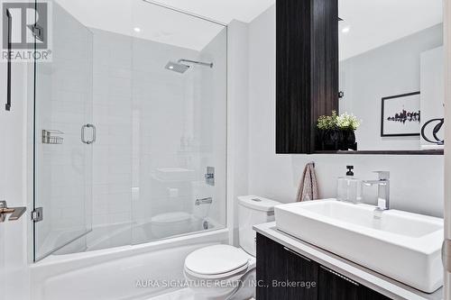 901 - 110 Marine Parade Drive, Toronto, ON - Indoor Photo Showing Bathroom