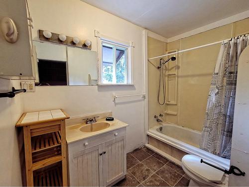 316 8Th Avenue, Castlegar, BC - Indoor Photo Showing Bathroom