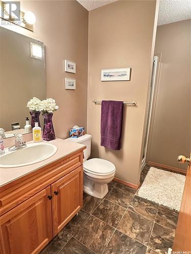 304 11 Coteau Avenue W, Weyburn, SK - Indoor Photo Showing Bathroom