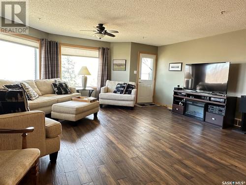 304 11 Coteau Avenue W, Weyburn, SK - Indoor Photo Showing Living Room