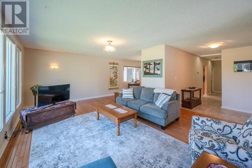 12119 Jubilee Road, Summerland, BC - Indoor Photo Showing Living Room