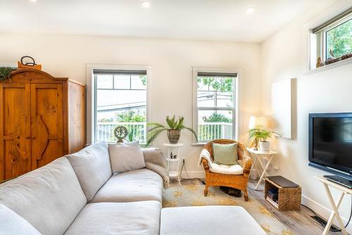 422 10Th Avenue N, Creston, BC - Indoor Photo Showing Living Room