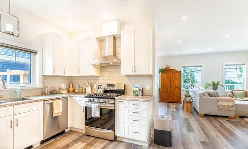 422 10Th Avenue N, Creston, BC - Indoor Photo Showing Kitchen With Upgraded Kitchen