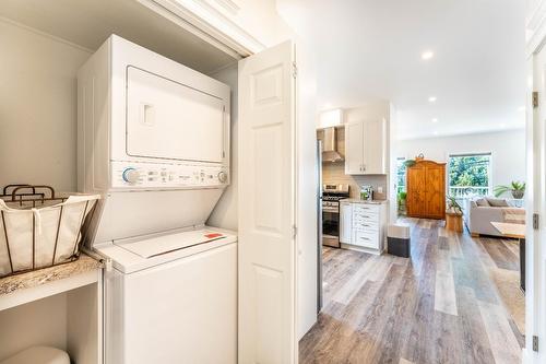 422 10Th Avenue N, Creston, BC - Indoor Photo Showing Laundry Room