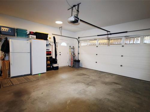 31-6526 Tucelnuit Drive, Oliver, BC - Indoor Photo Showing Garage