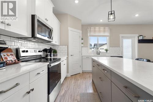 704 Scott Crescent, Warman, SK - Indoor Photo Showing Kitchen With Upgraded Kitchen