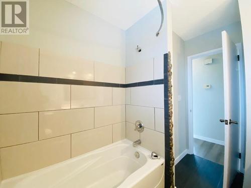 #1,2,3,4, 350 Primrose Road, Kelowna, BC - Indoor Photo Showing Bathroom