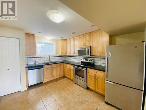 #1,2,3,4, 350 Primrose Road, Kelowna, BC - Indoor Photo Showing Kitchen