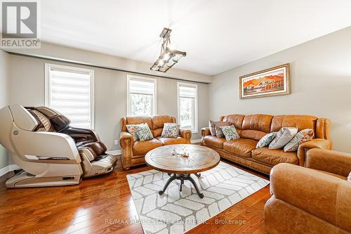 6 Iris Court, Hamilton, ON - Indoor Photo Showing Living Room