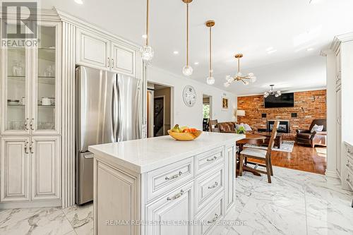 6 Iris Court, Hamilton (Carlisle), ON - Indoor Photo Showing Kitchen With Upgraded Kitchen