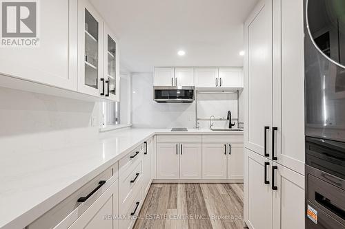 6 Iris Court, Hamilton, ON - Indoor Photo Showing Kitchen With Upgraded Kitchen