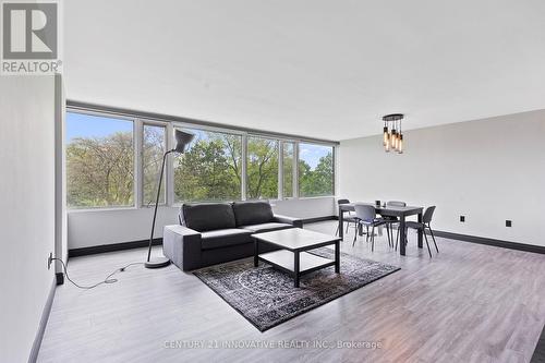 402 - 2144 Pelissier Street, Windsor, ON - Indoor Photo Showing Living Room