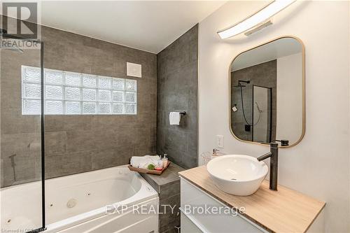 486 Karn Street, Kitchener, ON - Indoor Photo Showing Bathroom
