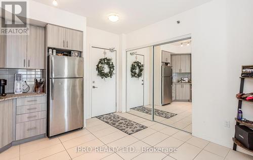 511 - 560 North Service Road, Grimsby, ON - Indoor Photo Showing Kitchen