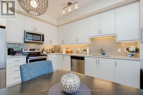 402 - 340 Plains Road E, Burlington, ON - Indoor Photo Showing Kitchen With Upgraded Kitchen
