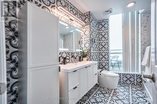 Ph 209 - 208 Enfield Place, Mississauga, ON - Indoor Photo Showing Bathroom