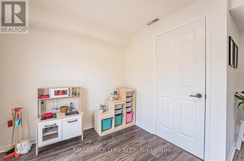 11 Bowler Street, Aurora, ON - Indoor Photo Showing Kitchen With Upgraded Kitchen