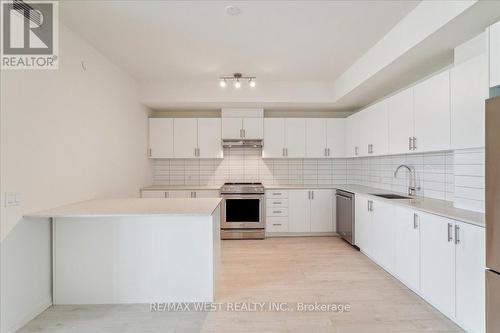312 - 9000 Jane Street, Vaughan, ON - Indoor Photo Showing Kitchen With Upgraded Kitchen