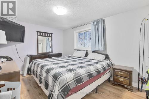 18 Bronte Crescent, Barrie, ON - Indoor Photo Showing Bedroom