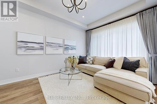 8 Milky Way Drive, Richmond Hill, ON - Indoor Photo Showing Living Room