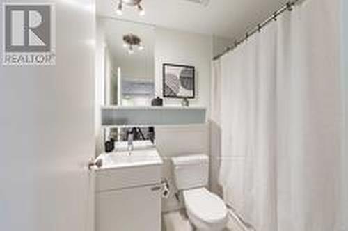 1109 - 111 Elizabeth Street, Toronto, ON - Indoor Photo Showing Laundry Room