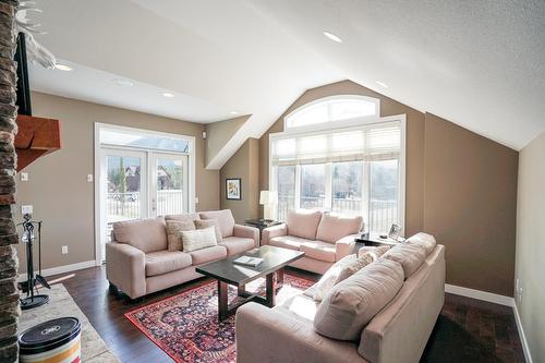 13 - 640 Upper Lakeview Road, Invermere, BC - Indoor Photo Showing Living Room
