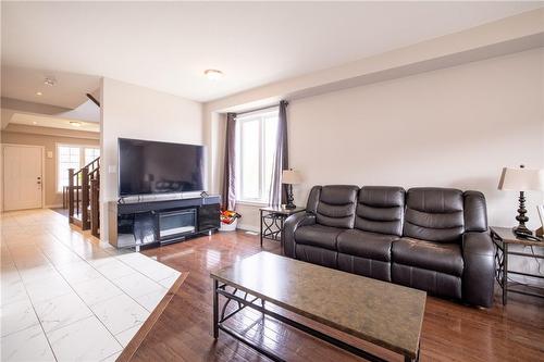 141 Chartwell Circle, Hamilton, ON - Indoor Photo Showing Living Room
