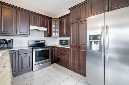 141 Chartwell Circle, Hamilton, ON - Indoor Photo Showing Kitchen