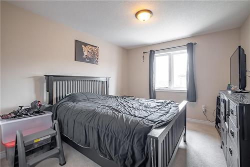 141 Chartwell Circle, Hamilton, ON - Indoor Photo Showing Bedroom