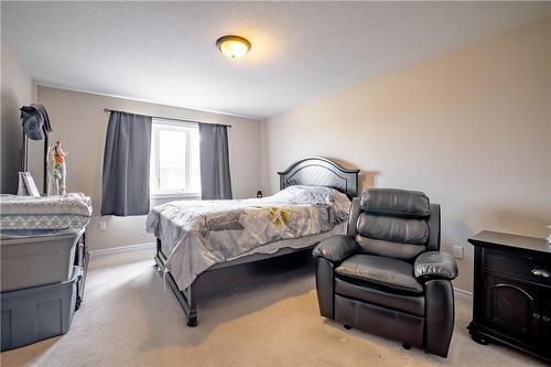 141 Chartwell Circle, Hamilton, ON - Indoor Photo Showing Bedroom