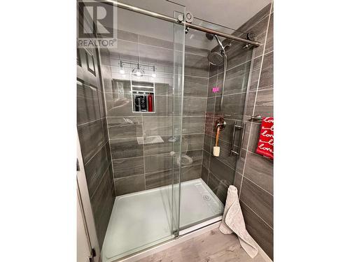 2131 23 Avenue, Salmon Arm, BC - Indoor Photo Showing Bathroom