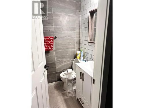 2131 23 Avenue, Salmon Arm, BC - Indoor Photo Showing Bathroom