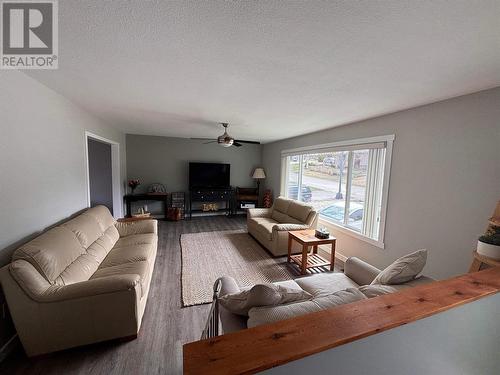 2131 23 Avenue, Salmon Arm, BC - Indoor Photo Showing Living Room