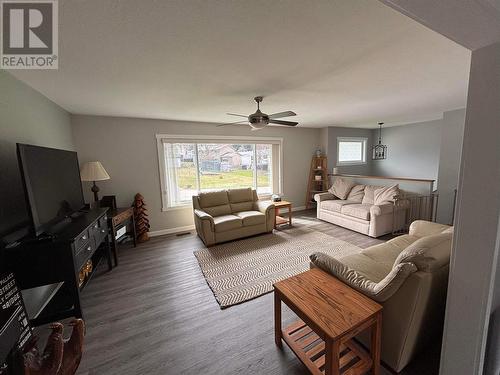 2131 23 Avenue, Salmon Arm, BC - Indoor Photo Showing Living Room