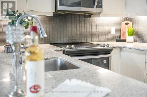 611 - 4633 Glen Erin Drive, Mississauga, ON - Indoor Photo Showing Kitchen With Upgraded Kitchen