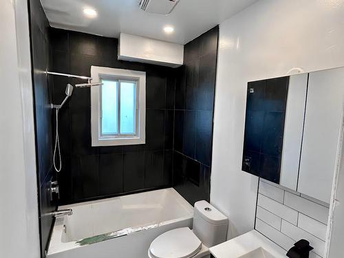 Bathroom - 1087 Rue Bardet, Montréal (Saint-Laurent), QC - Indoor Photo Showing Bathroom