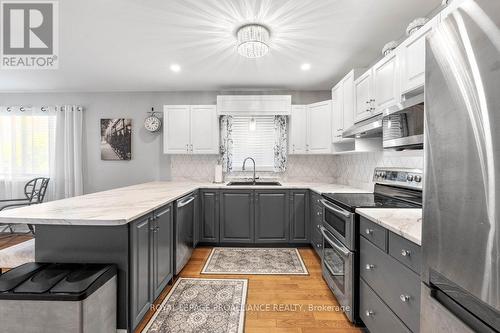 30 Oak Ridge Boulevard, Belleville, ON - Indoor Photo Showing Kitchen With Upgraded Kitchen