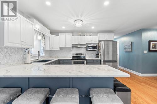 30 Oak Ridge Boulevard, Belleville, ON - Indoor Photo Showing Kitchen With Upgraded Kitchen