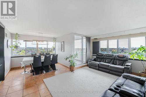 1002 - 1300 Mississauga Valley Boulevard, Mississauga, ON - Indoor Photo Showing Living Room