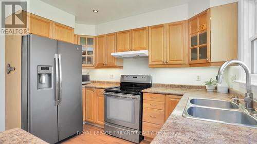 42 Torrington Cres, London, ON - Indoor Photo Showing Kitchen With Double Sink