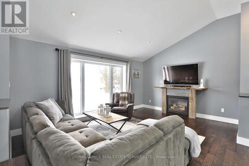 576 Parkside Drive, Hamilton, ON - Indoor Photo Showing Living Room With Fireplace