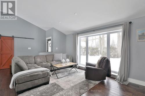 576 Parkside Drive, Hamilton, ON - Indoor Photo Showing Living Room