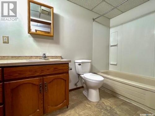 257 3Rd Avenue Nw, Swift Current, SK - Indoor Photo Showing Bathroom